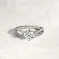 Meraviglioso anello di fidanzamento con fascia incrociata pavé e pietra solitario brillante. - Taglia 7 / Argento