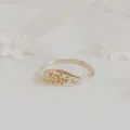 Vista dettagliata di anello dorato minimalista con incisione floreale, design elegante. - n.5 / Oro rosa