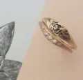 Primo piano dettagliato di anelli impilati placcati in oro con incisione floreale e pietre. - Taglia 6 / Oro rosa