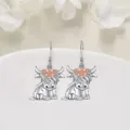 Orecchini pendenti con mucca scozzese argentata e corona di fiori, simpatici gioielli. - Orecchini