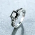 Primo piano di anello in zircone quadrato nero con fascia d'argento incisa vintage, dettaglio. - n.5 / Nero