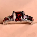 Lusso anello zircone rosso, elegante pietra principale quadrata, dettaglio gioiello argento fine. - n.5 / Rosso