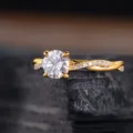 Primo piano dettagliato di un anello luminoso in zircone con pave intrecciato dorato. - n.5 / Oro