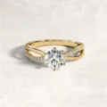 Eleganter anello di fidanzamento con zircone, fascia incrociata in pavé e sei griffe. - Taglia 7 / Oro