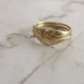 Anello impilabile doppio placcato oro 18k con fiori incisi vintage e dettagli di strass. - n.5 / Oro