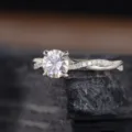 Elegante anello solitario in zircone cubico con fascia intrecciata pavé e finitura bagnata oro. - n.5 / Argento