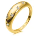 Vista dettagliata dell'elegante anello a cupola placcato in oro con zirconi a stella. - Taglia 6 / Giallo