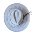 Elegante sombrero fedora de ante grabado con láser con margaritas y ala estilo western. - M (56-58cm) / Azul claro