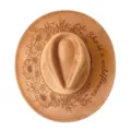 Sombrero fedora de ante grabado con láser con diseño de margarita y estilo vaquero. - M (56-58cm) / Camel