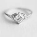 Primo piano dettagliato dell'anello in zircone taglio principessa con pietre laterali. - n.5 / Argento