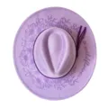 Sombrero fedora de ante lavanda con detalles de margaritas grabadas con láser. - M (56-58cm) / Violeta Claro