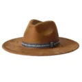 Gros plan détaillé du chapeau fedora en suédine marron avec un magnifique ruban ethnique. - M (56-58cm) / Brun Foncé
