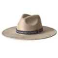 Détail du chapeau fedora beige en suédine à large bord avec bande à motif ethnique géométrique. - M (56-58cm) / Khaki Clair
