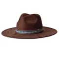 Vue détaillée d'un chapeau Fedora marron rétro à large bord avec bande tissée. - M (56-58cm) / Café