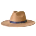 Detailweergave van de vintage beige suède fedora hoed met een opvallende etnische band. - M (56-58cm) / camel