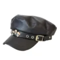 Detailweergave van de zwarte PU lederen punk pet met metalen schedels en verstelbare gesp. - M (56-58cm) / Drie Schedels Stijl - Zwart