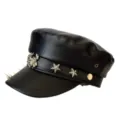 Close-up detail van de zwarte PU lederen punk gotische pet met metalen klinknagels en spin. - M (56-58cm) / Bij Klinknagel Stijl - Zwart