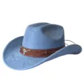 Primo piano del cappello da cowboy western in camoscio blu con fascia in pelle e teschio di toro. - M（56-58cm） / Celeste
