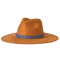 Retro etnische suède fedora hoed detail, brede rand wolvilt jazz hoed met geweven band. - M (56-58cm) / Karamel