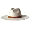 Gros plan détaillé du chapeau fedora élégant en similicuir daim avec ceinture marron. - M (56-58cm) / Crème