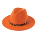 Detalles del sombrero de fieltro naranja con cinturón de leopardo y hebilla dorada brillante. - M (56-58cm) / Rojo Anaranjado
