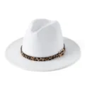 Detalle del sombrero fedora blanco con cinturón de leopardo y hebilla de metal dorado. - M (56-58cm) / Blanco