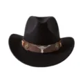 Gros plan sur le chapeau de cowboy occidental noir en laine avec ceinture en cuir et taureau. - M (56-58cm) / Décor Tête de Taureau Noir