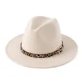 Primer plano de la elegante correa de cuero con estampado de leopardo y hebilla dorada en fedora. - M (56-58cm) / Blanco Roto