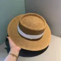 Chapeau de paille élégant à calotte plate pour femme, idéal pour la plage et les vacances. - M (56-58cm) / Khaki Avec Ruban Blanc