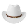 Gros plan d'un chapeau de cowboy en feutre blanc avec bande tissée marron et pendentif plume. - M (56-58cm) / Décor de Feuille Blanc