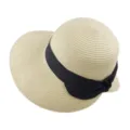 Primo piano sul dettaglio del fiocco in nastro nero elegante sul cappello di paglia. - M(56-58cm) / Beige