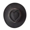 Gros plan détaillé du chapeau noir en faux daim à large bord avec une couronne en cœur. - M (56-58cm) / Noir