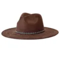 Détail de chapeau fedora en suédine marron avec large bord et bande à motif géométrique. - M (56-58cm) / Café