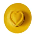 Vue de dessus détaillée d'un chapeau jaune en similicuir suédé doté d'une couronne en forme de cœur. - M (56-58cm) / Jaune