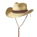 Gros plan détaillé du chapeau de cowboy en paille avec bande ethnique et breloques en métal. - M (56-58cm) / Pendentif Vintage Ethnique-Beige