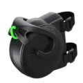 Close-up detail van het zwarte intrekbare fietssleepmechanisme met een stevige riem. - Ouder-Kind Sleeptouw / Zwart