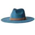 Détail chapeau fedora en daim bleu, large bord plat, accessoire de bande en cuir marron. - M (56-58cm) / Bleu sarcelle