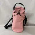 Rosa Fitness Wasserflaschentasche mit Umhängegurt und Kordelzug für den täglichen Sportgebrauch. - Rosa