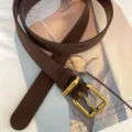 Minimalistischer Damengürtel mit eckiger Schnalle, brauner Wildleder-Look, elegant und retro. - Kaffee