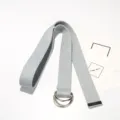Cintura in tela grigio chiaro casual con doppi anelli a D e puntale in metallo per tutti i giorni. - Grigio