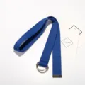 Cintura in tela blu con doppio anello a D e puntale in metallo, cintura casual unisex di tendenza. - Blu