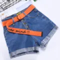 Shorts di jeans blu con cintura in tela arancione, fibbia a doppio anello e risvolti - Arancione