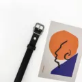 Cintura da donna in pelle nera con piccola fibbia quadrata, accessorio chic e moderno. - Nero