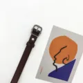 Cintura in pelle marrone scuro retrò minimalista da donna con fibbia quadrata. - Marrone