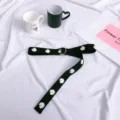 Cintura in tela nera con ricamo di margherite bianche e fibbia in metallo a doppio anello trendy. - 120cm / Nero