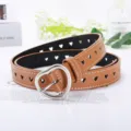 Bruine lederen riem voor dames met hartvormige gesp en schattig uitgehold ontwerpe variant. - Aardgeel / 105cm
