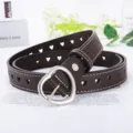 Bruine lederen riem voor dames met schattige hartjesuitsparingen en metalen hartgesp. - Bruin / 105cm