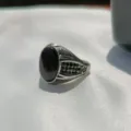 Primo piano dettaglio di anello vintage da uomo in lega argentata con pietra nera e cristalli. - Taglia 6 / Nero