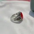 Anello uomo argento vintage con pietre rosse e nere dettaglio primo piano gotico - Taglia 6 / Rosso