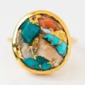 Vista detallada del anillo dorado vintage con piedras naturales de mosaico colorido. - Talla 5 / Multicolor